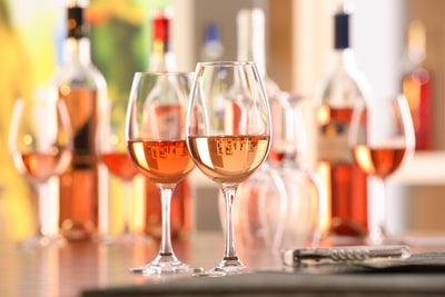 Rosé und Orange Wein: zart leuchtender Weingenuss für die Sommermonate